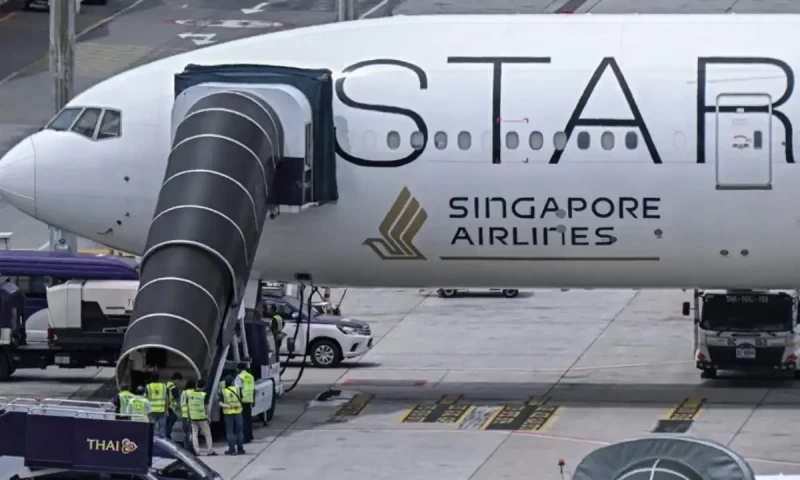 Singapore Airlines to give $10,000 to passengers hurt by turbulence