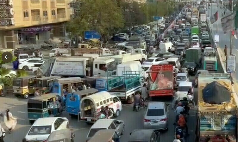 Lawyers protest on Korangi Road ends after successful talks