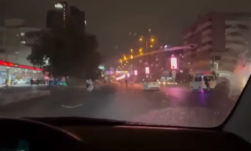 Light drizzle turns weather pleasant in Karachi on first night of Eid ul Adha