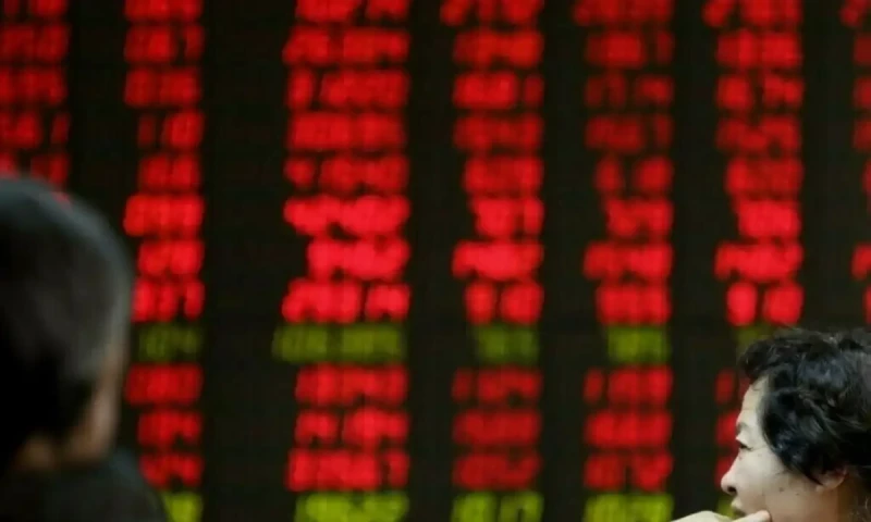 China stocks track global markets lower amid strong outflows