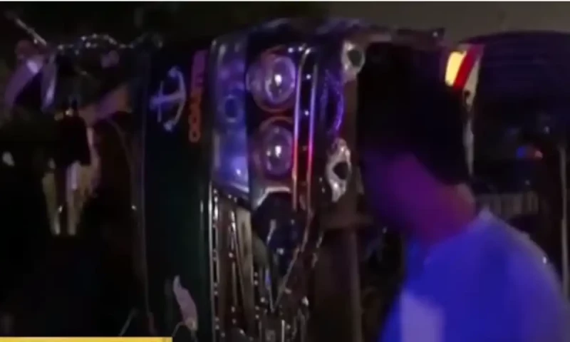 Bus carrying wedding guests crashes in Karachi, woman killed