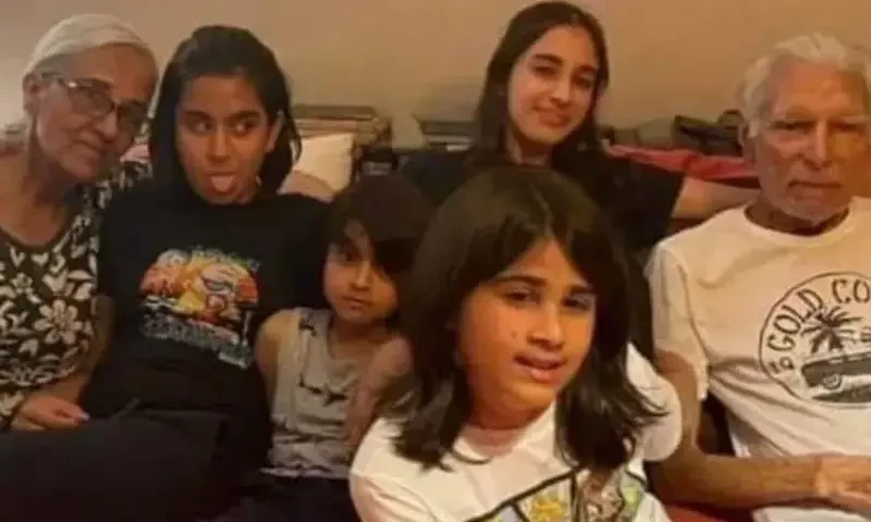 &lsquo;Kabhi hum khoobsurat thay&rsquo;: Can you guess who these legendary actors are?