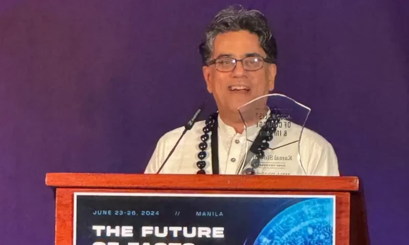 Veteran journalist Kamal Siddiqi receives Journalists Courage and Impact award