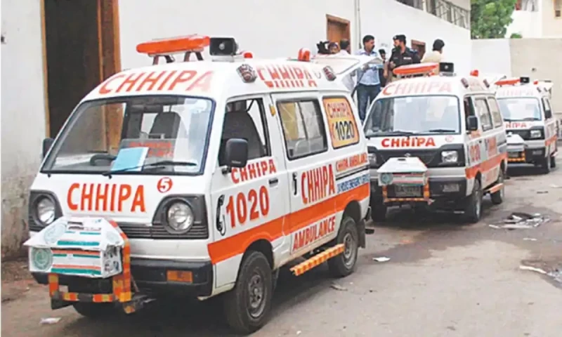 One killed as bus crashes into wall in Karachi