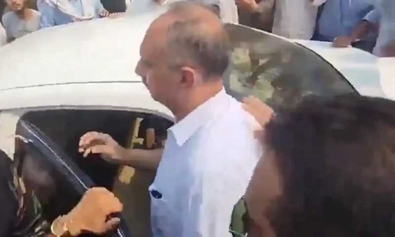 PTI workers surround Omar Ayub after iddat verdict, demand agitation