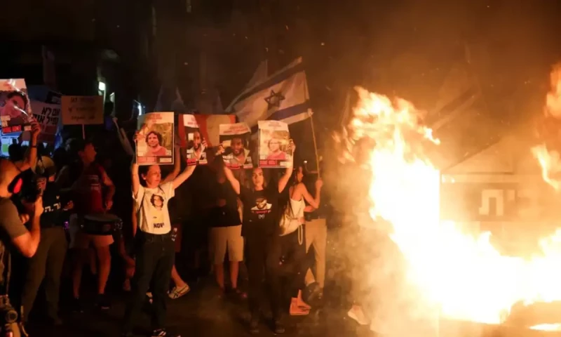 Anti-government protests surge as demonstrators march on Netanyahu&rsquo;s home