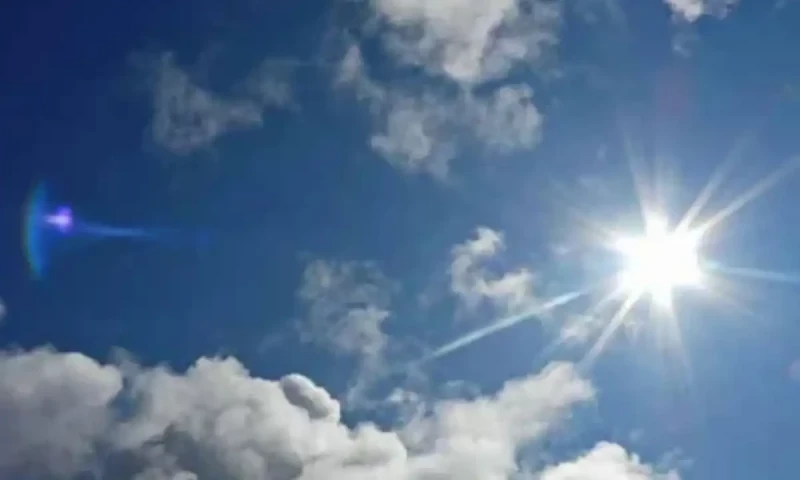 Karachi temperature drops slihtly as monsoon winds restore coastal breeze