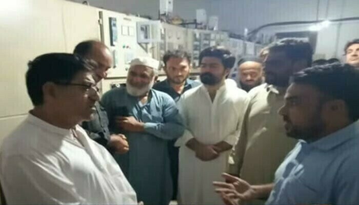 KP food minister restores power to more than 5 feeders by entering the grid station