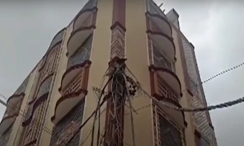 Demolition begins on dilapidated building in Karachi&rsquo;s Baldia Town