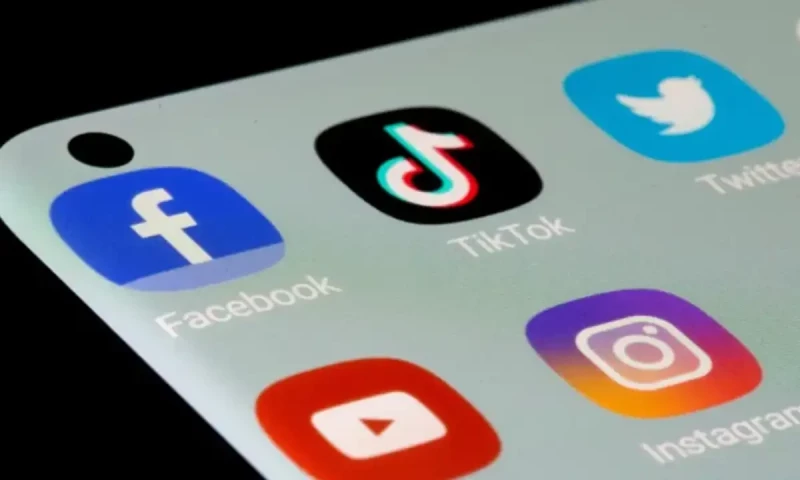 Govt decides not to suspend social media apps in Muharram