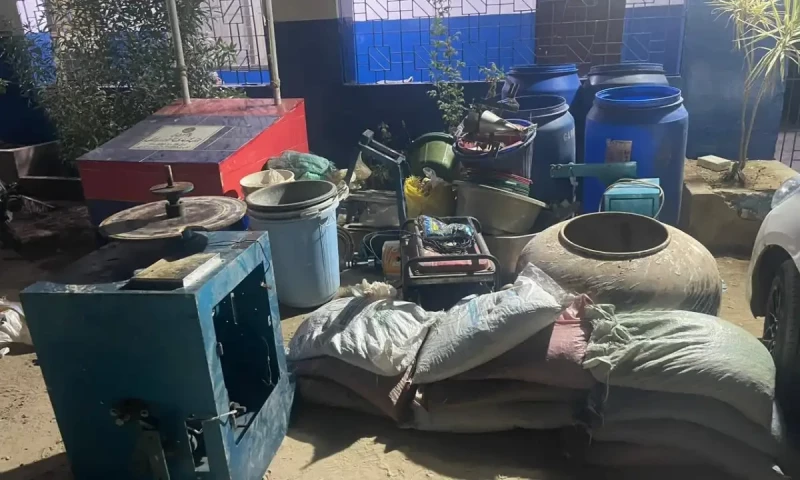 Police raids illegal betel factory on mosque&rsquo;s roof in Karachi