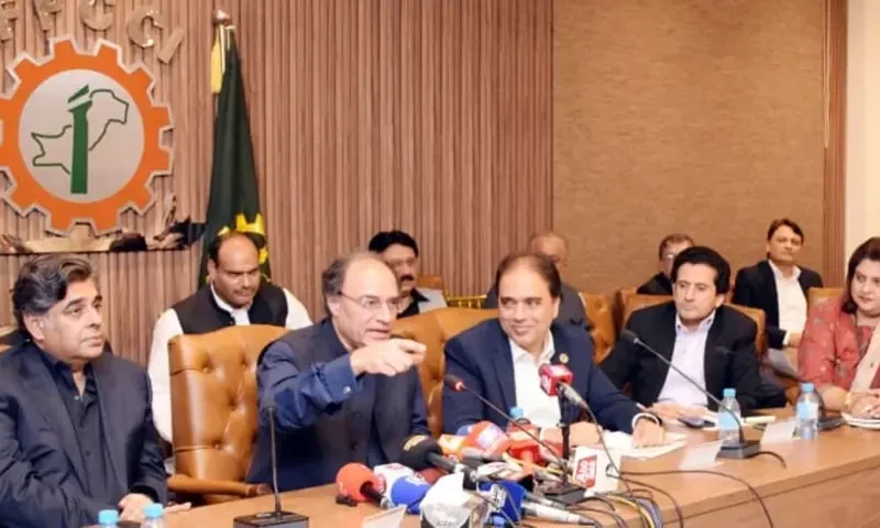 Govt will look into traders concerns over budget, says Aurangzeb
