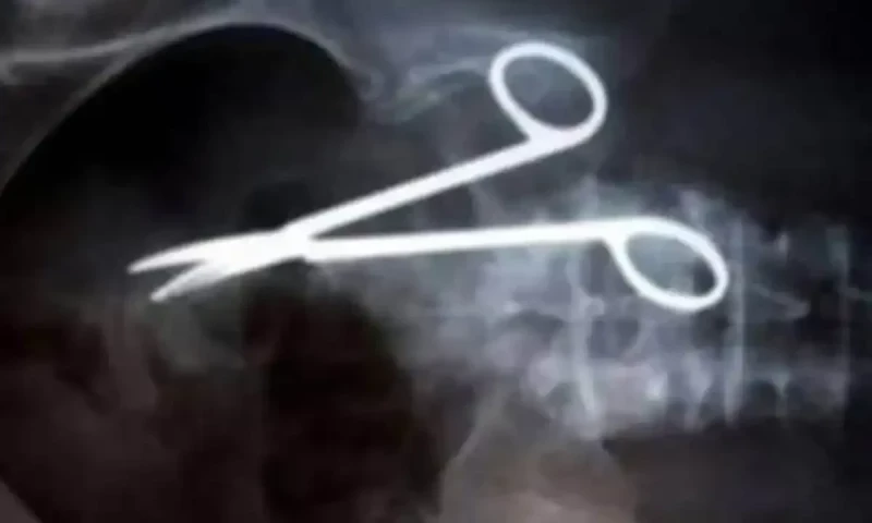 Faisalabad woman dies after doctors leave scissors in abdomen