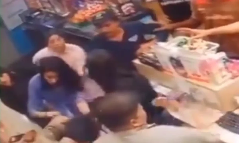 Group of girls &lsquo;beat up&rsquo; salesman in Lahore petrol pump&rsquo;s tuck shop