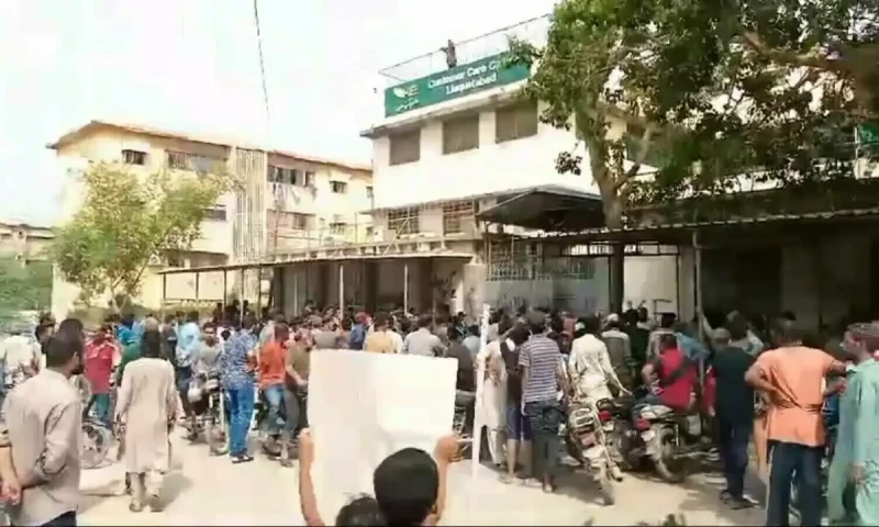 Protestors surround office of electricity utility in Karachi