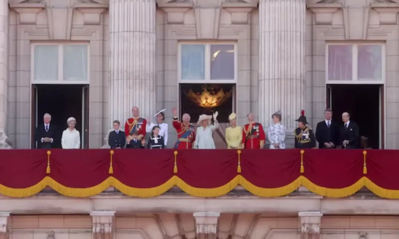 Buckingham Palace opens room with famous balcony to visitors