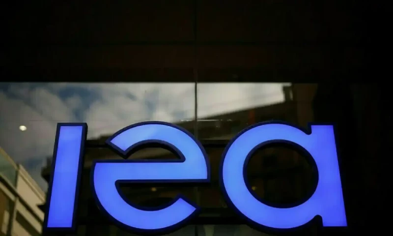 IEA sees oil demand growth slowing as China&rsquo;s share ebbs