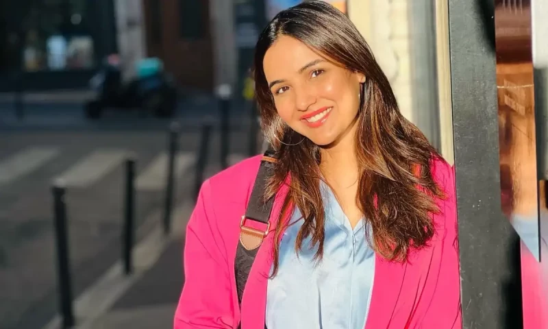 Indian actress Jasmin Bhasin suffers eye damage from contact lenses