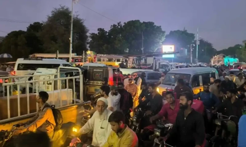 Severe traffic chaos paralyses Karachi streets around Governor House