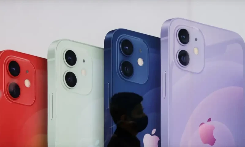 Lower iPhone sales linked to &lsquo;poor&rsquo; Android users switching to Apple