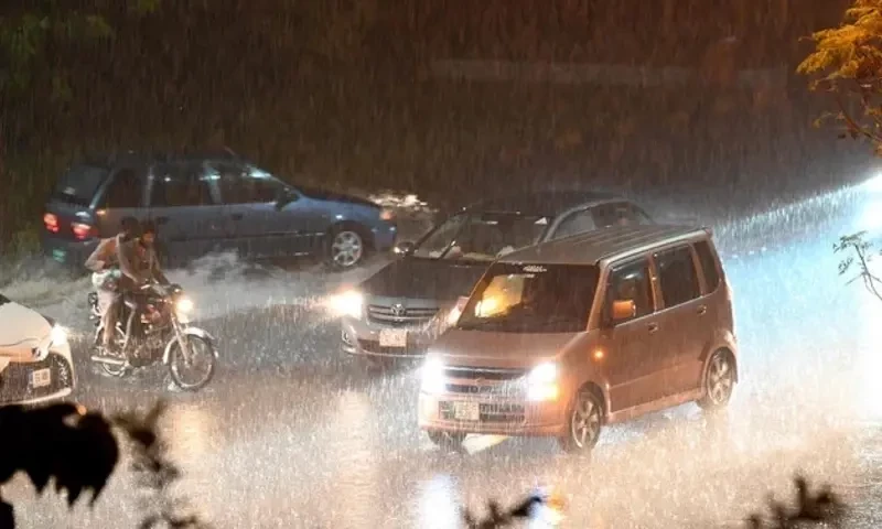 Rain spell begins in Karachi