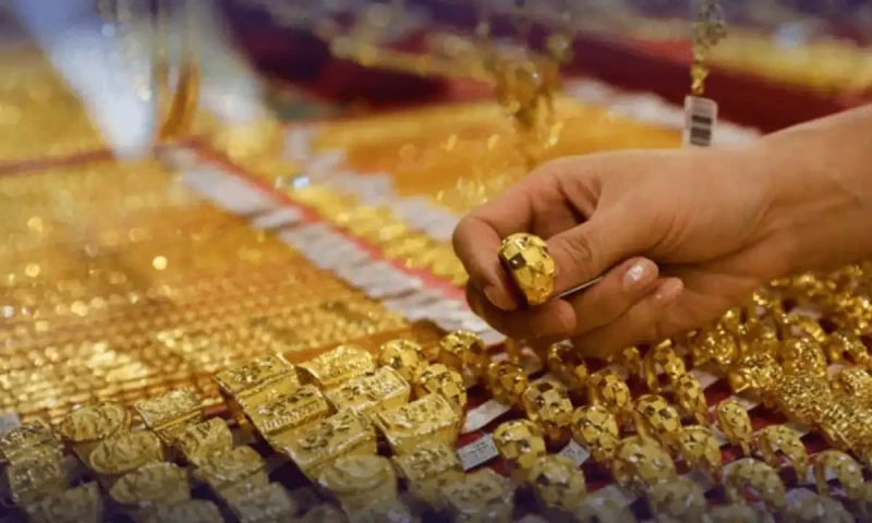 Gold prices surge in Pakistan