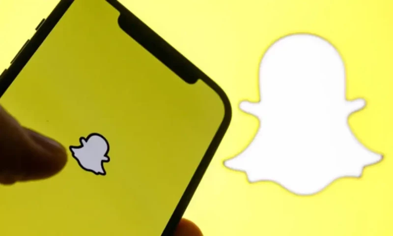 Snapchat gains users but continues to lose money