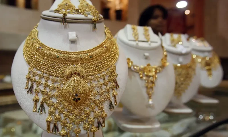 Gold shines at new peak over Rs257,000