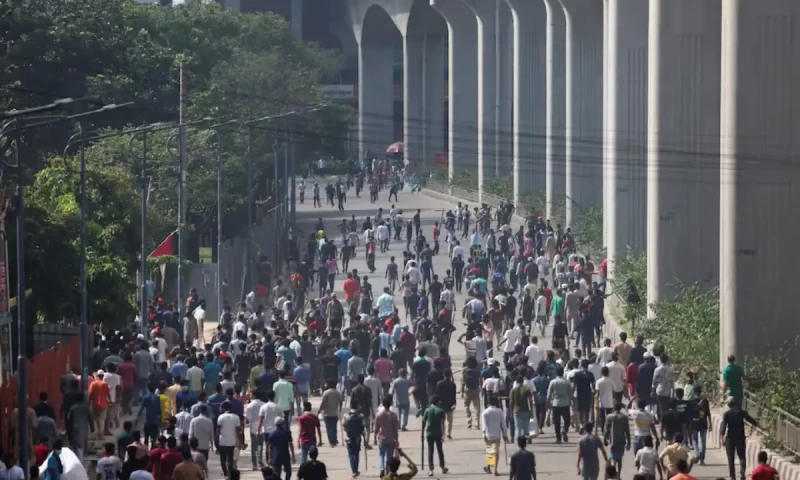 Bangladesh protest: Students call for march to force PM to quit