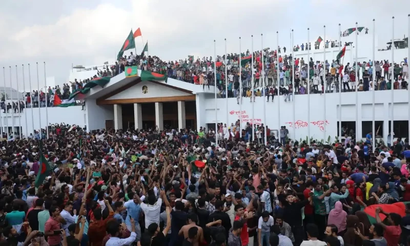 Bangladesh protesters ransack chief justice&rsquo;s house