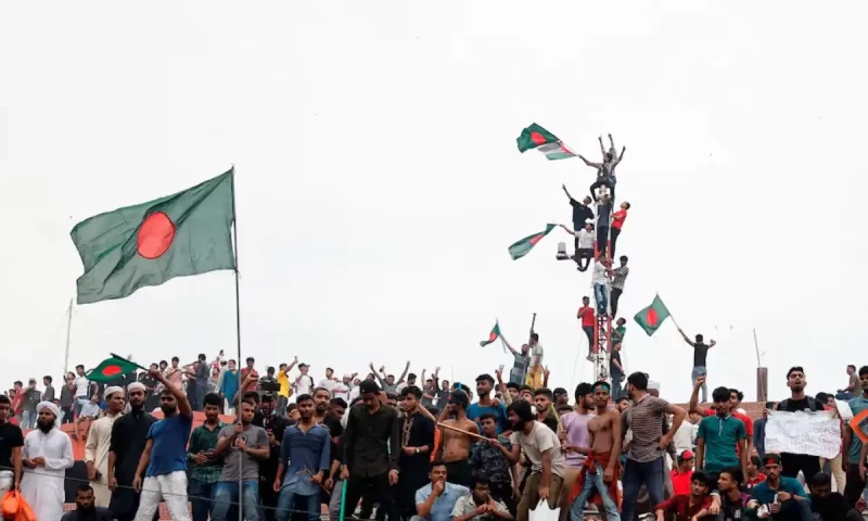 Army chief to meet protesters as Bangladesh prepares for interim govt