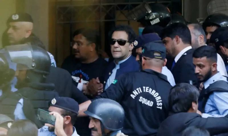 Army officers don&rsquo;t interfering in allowing Khan to have meetings: govt tells IHC