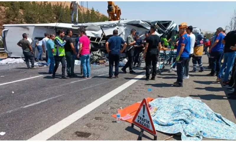 Turkiye bus crash kills 9, injures 26
