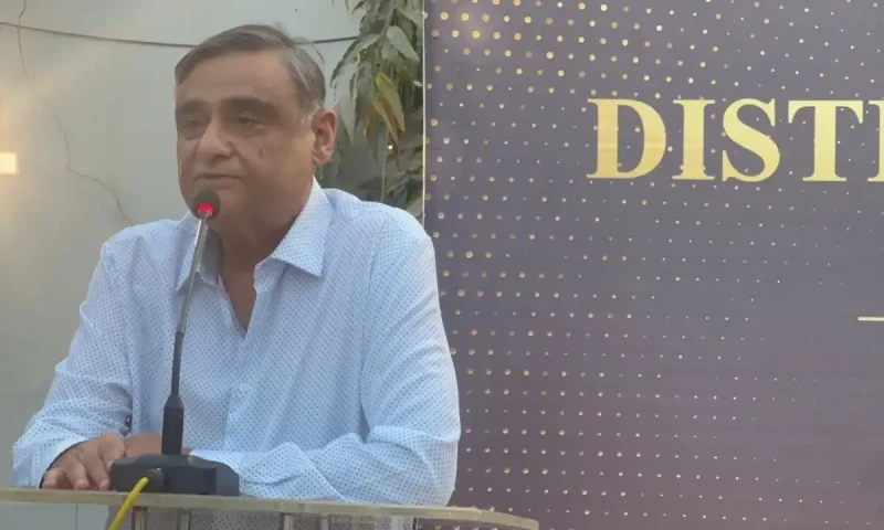 Unidentified men open fire at Dr Asim Hussain&rsquo;s wife vehicle in Karachi