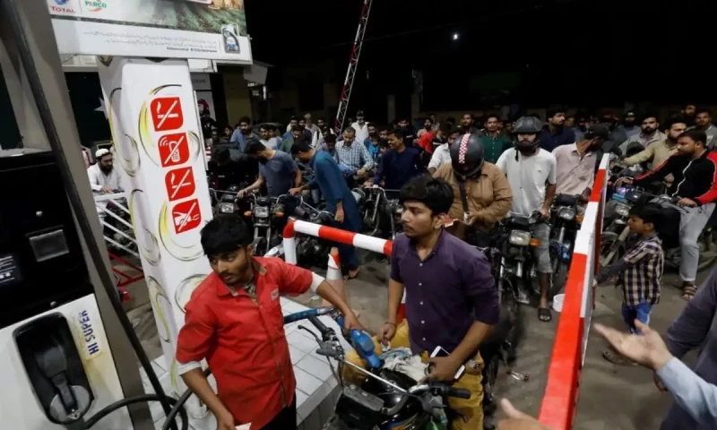 On eve of Independence Day, Pakistan cuts petrol, diesel prices