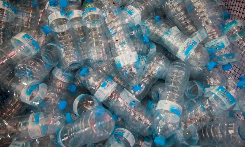 Sindh bans use of plastic water bottles in govt offices