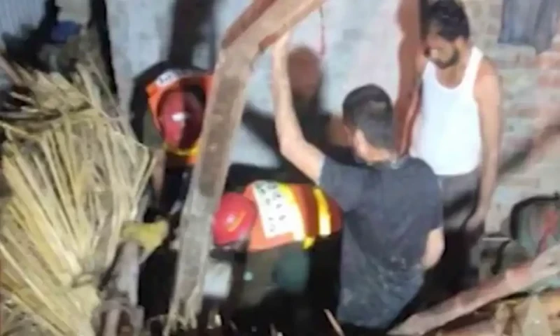 Three workers killed as roof collapses in Faisalabad