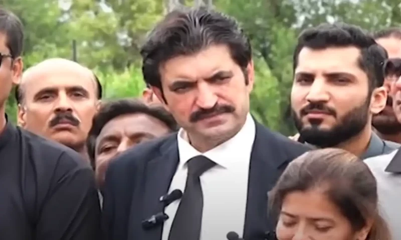 Marwat mends fences with Khan after three months
