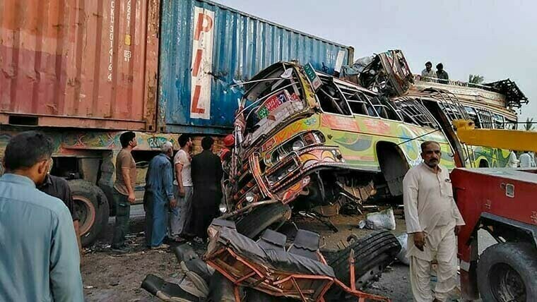 Bus collides with trailer in Sukkur, killing 8 people