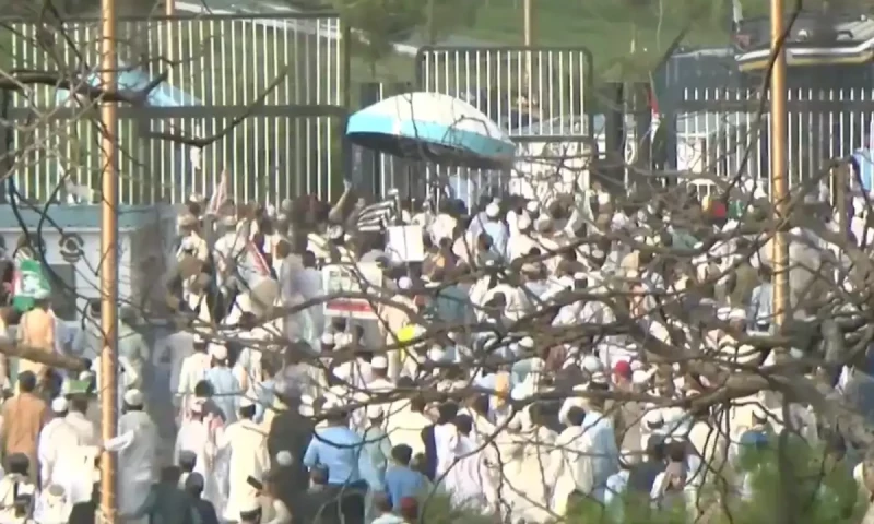 Religio-political parties protesters attempt to reach Supreme Court