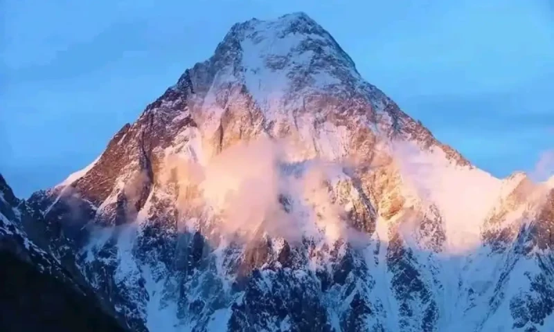 Two Russian climbers hurt, one missing in Pakistan avalanche