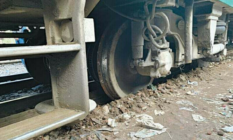 Awam Express narrowly avoids accident in Lahore