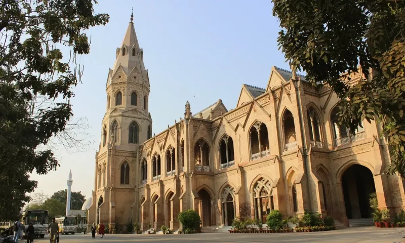 GCU Lahore bans T-shirts, jeans on campus