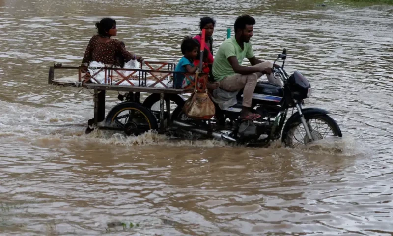 Thousands evacuated as cyclone builds off India and Pakistan&rsquo;s coast