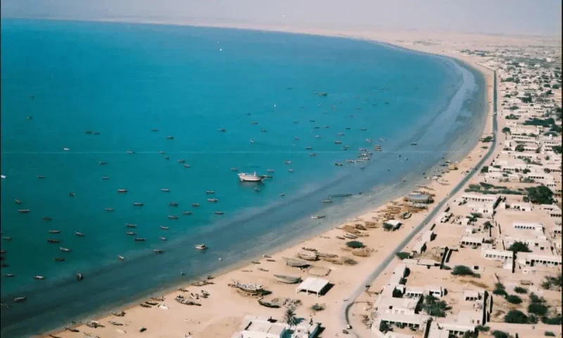 Cyclone Asna goes further away from Karachi, but Balochistan still at risk