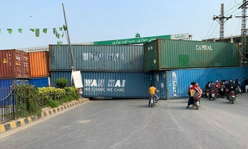 Authorities begin deploying containers ahead of PTI&rsquo;s Islamabad rally