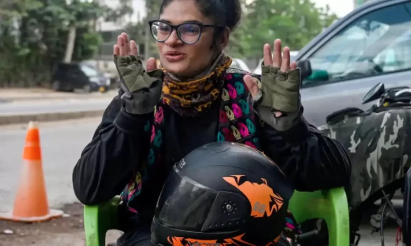 Women ride Pakistan&rsquo;s economic crisis into the workplace