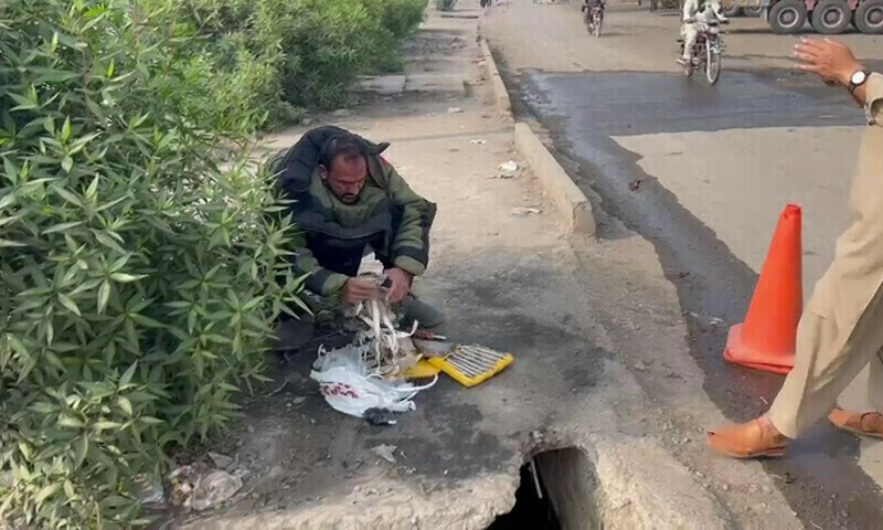 Unknown men flee after abandoning suicide jacket in Peshawar