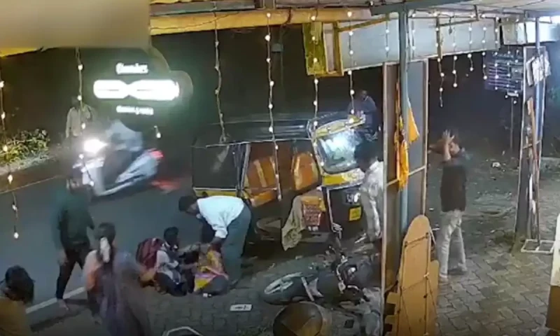 Brave schoolgirl in Karnataka lifts overturned auto-rickshaw to save mother