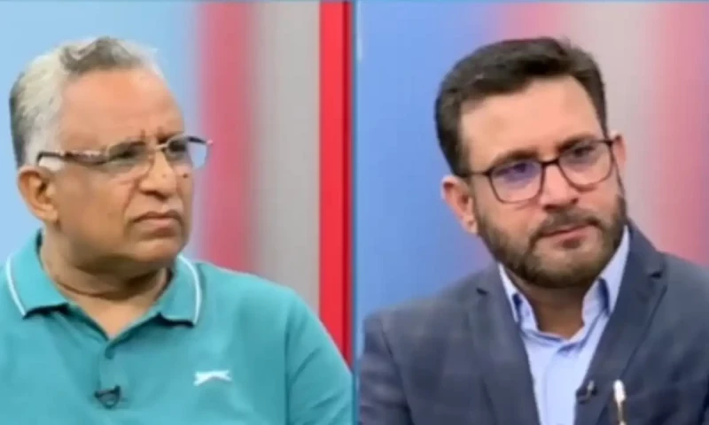 PML-N leader Kausar Kazmi slaps PTI&rsquo;s Azhar Siddique on live media show